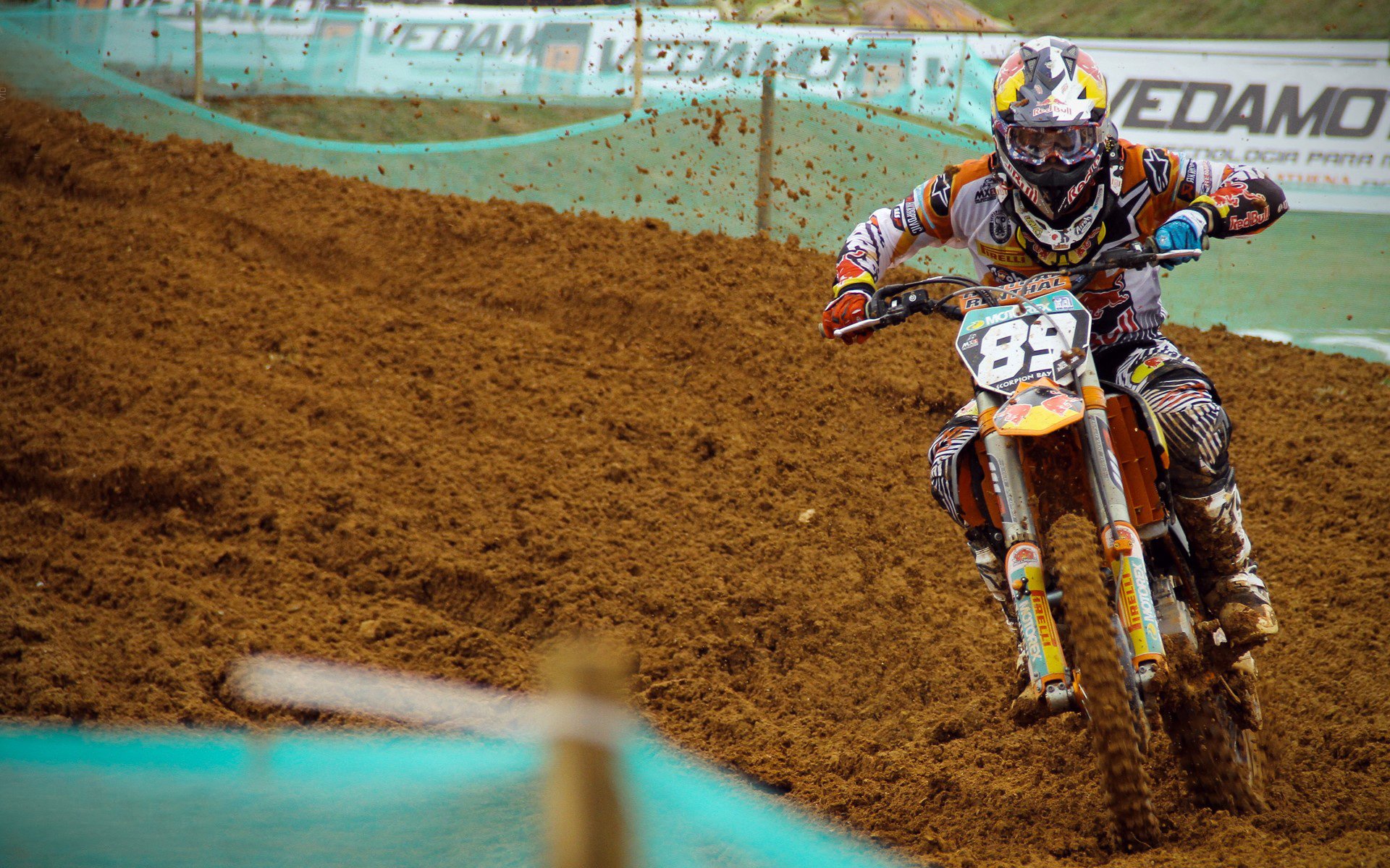 德国大国足险胜摩尔多瓦，向前进发出强烈信号，德国踢足球