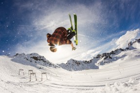 开云官方网站-_海上帆船挑战赛：掌舵者的速度与智慧_，海上帆船的世界名画